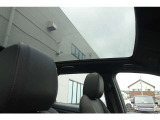 サンルーフは車の外観にもアクセントを加えることができます。特に大きなサンルーフやパノラマサンルーフ(全景タイプ)は、車のデザインにスタイリッシュな要素を追加し、車全体の高級感や魅力を引き立てます。