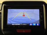 バックモニター付きです。車の後方に小型カメラが付いており、バックする際の後方の様子をモニター上に表示します。