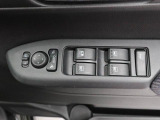 運転席側には 集中スイッチ(全ドアを操作するスイッチ) があり、運転席から乗員全員分の窓をコントロールできます。