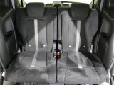 後部座席もゆったり座れます。