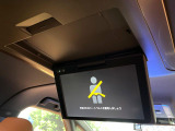【フリップダウンモニター】大画面モニターで後席でもエンタメをお楽しみいただけます。小さなお子様にも大人気の装備です♪