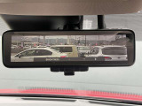 車両後方のカメラ映像をミラー面に映し出すので車内の状況や天候に左右されず後方視界を得られます。