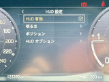 ヘッドアップディスプレイは運転中に役立つ情報をフロントガラスに映し出します。独自のレーザー技術により、直射日光が当たるような状況にも対応。走行速度、ナビゲーションなどの情報を、クリアに表示します。