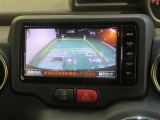 車両後方の映像を映すバックモニター。進路を確認しながら安全に車庫入れできます。