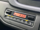 【オートエアコン】一度お好みの温度に設定すれば、車内の温度を検知し風量や温度を自動で調整。暑い&hellip;寒い&hellip;と何度もスイッチ操作をする必要はありません。快適な車内空間には必須の機能ですね♪