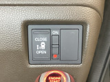 左側電動スライドドアは運転席からでも操作ができるように、ハンドル付近に開閉の操作スイッチが付いています。