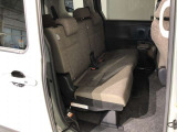 【後部座席】も当然、綺麗・清潔に仕上げております。内装の綺麗なお車は気持ちが良いですし、コンディションのいい車が多いです。これもオススメの1台です。