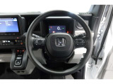 運転中もハンドルでの操作が可能です。特に高速道路等の目が離せない運転時には、便利さだけでなく、安全性も兼ね備えております。