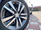●純正16インチアルミホイール:輸入車ならではの卓越した走りを支えるホイールと足回りです!日本車の走りに慣れている方にもぜひ体感して頂きたいほど、高いレベルでまとまっています!