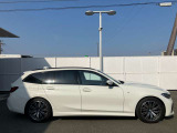 【BMWの伝統-3】BMWのお車は、&ldquo;駆け抜ける歓び&rdquo;を体現しております。走行の安定性とコーナリングの良さを追求し、思い通りにハンドルの操作可能です。