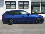 【BMWの伝統-3】BMWのお車は、&ldquo;駆け抜ける歓び&rdquo;を体現しております。走行の安定性とコーナリングの良さを追求し、思い通りにハンドルの操作可能です。