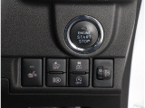 ボタンでエンジン始動が可能な、プッシュスタート機能搭載!もしもの時の、盗難警報装置イモビライザーも同時に装備されております! キーレスのボタン、もしくは、ドアハンドルのスイッチセンサーで開閉可能です!