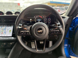パドルシフト付き本革のステアリングです。 質感も良く取り回しも良好です。
