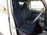 外見からは想像もつかないほど広い車内空間です。ゆったりと座れます。運転席にはシートリフターが付いていますので座高にあわせてドライビングポジションが決められます。