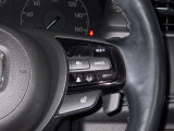 Hondaセンシングの機能のひとつ、アダプティブクルーズコントロール付!アクセルから足を離しても設定したスピードと前車との車間を保ち走行してくれます!車線維持もアシスト☆高速道路で疲労軽減ですね☆