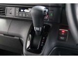 インパネシフトだから視線の移動も少なく足元もスッキリ♪運転席もゆったりしているのでゆとりを持ってドライブできますね!