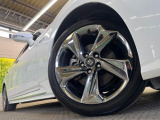 【純正18インチアルミホイール】外観にマッチした純正アルミホイールを装着しております。各種社外アルミホイールや、スタッドレスタイヤも取扱いしております。是非ご相談ください♪