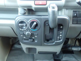 シフトとエアコンです。ダイヤル式のマニュアルエアコンになります。シンプルで使いやすい!
