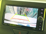 【バックカメラ】駐車時に後方がリアルタイム映像で確認できます。大型商業施設や立体駐車場での駐車時や、夜間のバック時に大活躍!運転スキルに関わらず、今や必須となった装備のひとつです!
