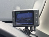 リヤ専用ドライブレコーダーも完備。あおり運転の抑止などに便利。