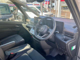 運転席まわりは視認性と操作性を考えたレイアウト。ハンドルヒーターとシートヒーターを装備しており、寒い季節でも快適なドライブをサポートします。
