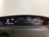 スピードメーターとタコメーターを大きく配した見やすいメーター部になっています。左側のインフォメーション画面でオドメーターや燃費などの情報を確認できます。
