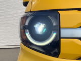 【LEDヘッドライト】悪天候や夜間走行時も良好な視界を確保し安心して運転できる高輝度LEDヘッドライトを装備!点灯速度が早く、消費電力も抑えられています。