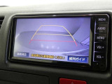 バックガイドモニター付き。車両後方の映像をナビ画面に表示し、駐車などの後退操作をサポートします。