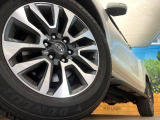【純正19インチアルミホイール】外観にマッチした純正アルミホイールを装着しております。各種社外アルミホイールや、スタッドレスタイヤも取扱いしております。是非ご相談くださ