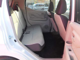 リアシートはスライド出来ますので、軽自動車なのに足元広々!ゆったり乗ることが出来ます。