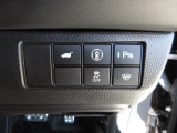 パーキングセンサーや横滑りを防ぐVSA等のスイッチ類は運転席の右側、手の届きやすい位置にあります。