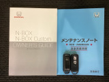 スマートキーは鍵をバッグに入れたままでもドアロックの開閉やエンジンのON・OFFができます。夜間や雨の日も鍵を探さなくて良いので便利です。