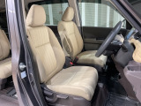 乗降がしやすい運転席。高さが調節できて小柄な方でも運転しやすいポジションをとることができます。