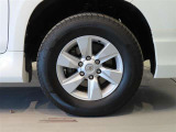 純正のアルミホイール装着車です。タイヤサイズは265/65R17です。