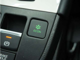 ◆ECONスイッチ(ECONモード)◆エンジンやエアコンといった、クルマ全体の動きを燃費優先で自動制御するECONモード。空調など快適性を優先したいときは、スイッチを押してOFFにできます。