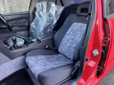 運転席&助手席☆厚みのあるシートや肌触りが時代を感じます☆