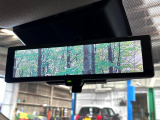 【インテリジェントルームミラー】後席の大きな荷物や同乗者で後方が確認しづらい時でも安心!カメラが撮影した車両後方の映像をルームミラー内に表示。クリアな視界で状況の確認が可能です!