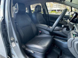 窮屈を感じさせない運転席周りになっています!