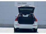 奥行きの広いトランクルームは荷物を固定するためのフックや12V電源を備えるなど、使い勝手にも配慮されています。
