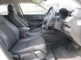 運転席、助手席ともに広々しています。また足元の広さだけでは無く、シートも大きめにしていますので体をしっかりと支え、長時間運転でも疲れが出にくい設計にしています。