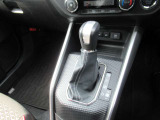 フロアータイプのシフトノブは手が届きやすく操作性が良いです♪