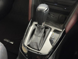 【フロアシフト】直感的な操作性や手に取りやすいレバー位置が特徴です。MTモードはエンジンブレーキやパワフルな加速を要する際など様々なケースで活躍。