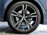 BMWの純正アロイホイールは軽量かつ強度にも優れているホイールで走行性能を引き上げる設計になっております。足元にもBMWは妥協がなくこだわっている個所になります。