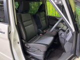 運転席まわりには十分なスペースがあり、大柄な方でもゆったり運転していただける環境です。