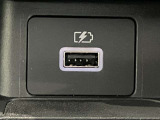 USB電源が運転席左前に装備されています。