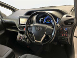 運転席周りのレイアウトをご覧ください。ナビゲーションが綺麗に装着されすっきり収まってますね!
