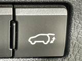 【パワーバックドア】荷物を抱えた状態でもリアゲートの開閉が可能です!お買い物時やアウトドアの際に役立ちますね。