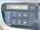 【オートエアコン】一度お好みの温度に設定すれば、車内の温度を検知し風量や温度を自動で調整。暑い&hellip;寒い&hellip;と何度もスイッチ操作をする必要はありません。快適な車内空間には必須の機能ですね♪