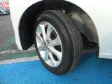 純正14インチアルミホイール装着です。。