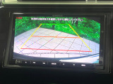 【バックカメラ】駐車時に後方がリアルタイム映像で確認できます。大型商業施設や立体駐車場での駐車時や、夜間のバック時に大活躍!運転スキルに関わらず、今や必須となった装備のひとつです!